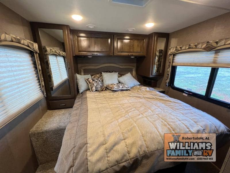 2017 Thor Motor Coach 2017 Thor Motor Coach Hurricane - thumbnail 26