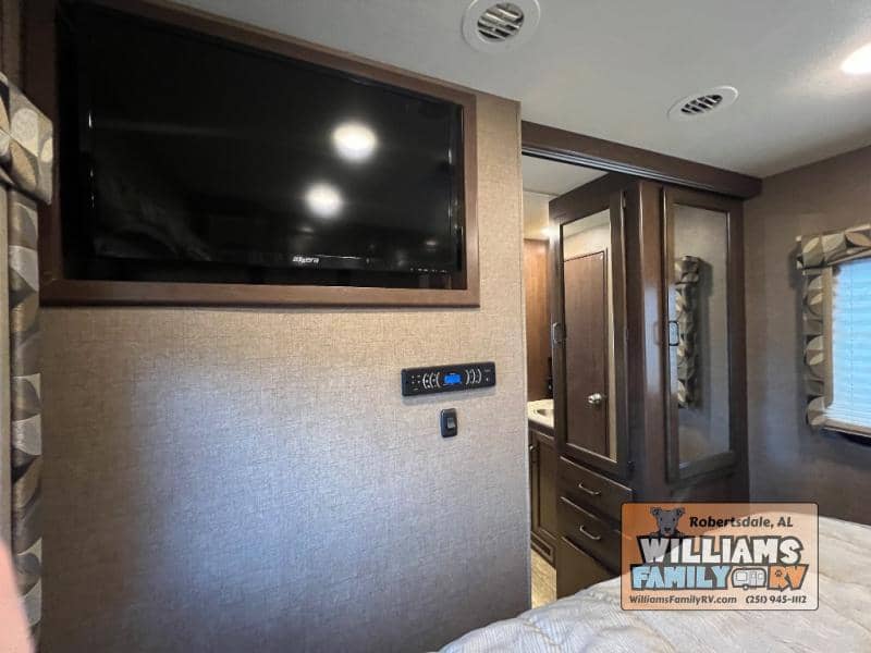 2017 Thor Motor Coach 2017 Thor Motor Coach Hurricane - thumbnail 29