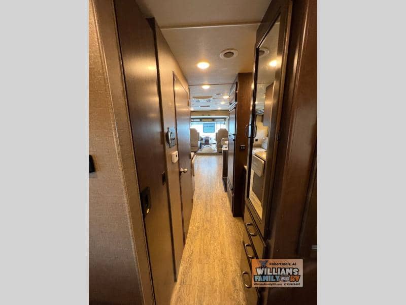 2017 Thor Motor Coach 2017 Thor Motor Coach Hurricane - thumbnail 30