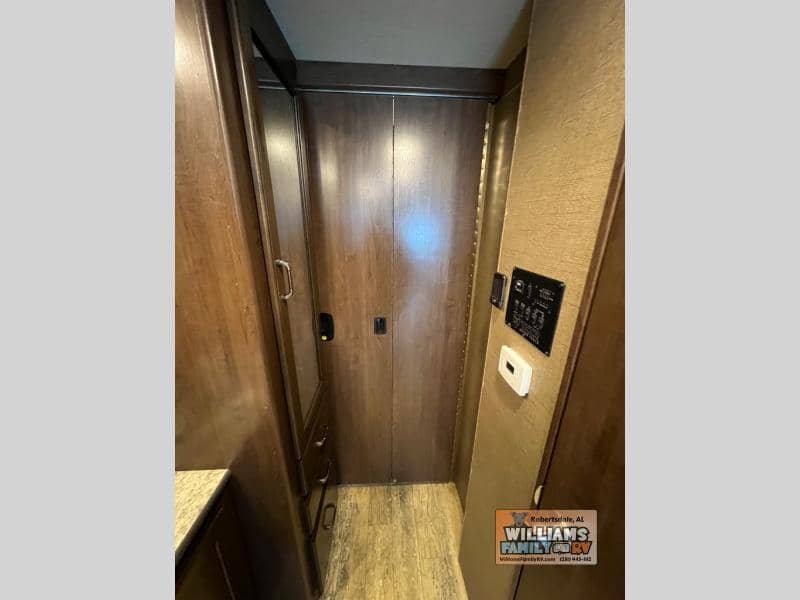 2017 Thor Motor Coach 2017 Thor Motor Coach Hurricane - thumbnail 31