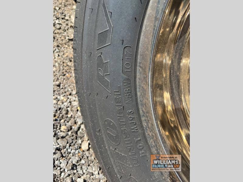 2017 Thor Motor Coach 2017 Thor Motor Coach Hurricane - thumbnail 36