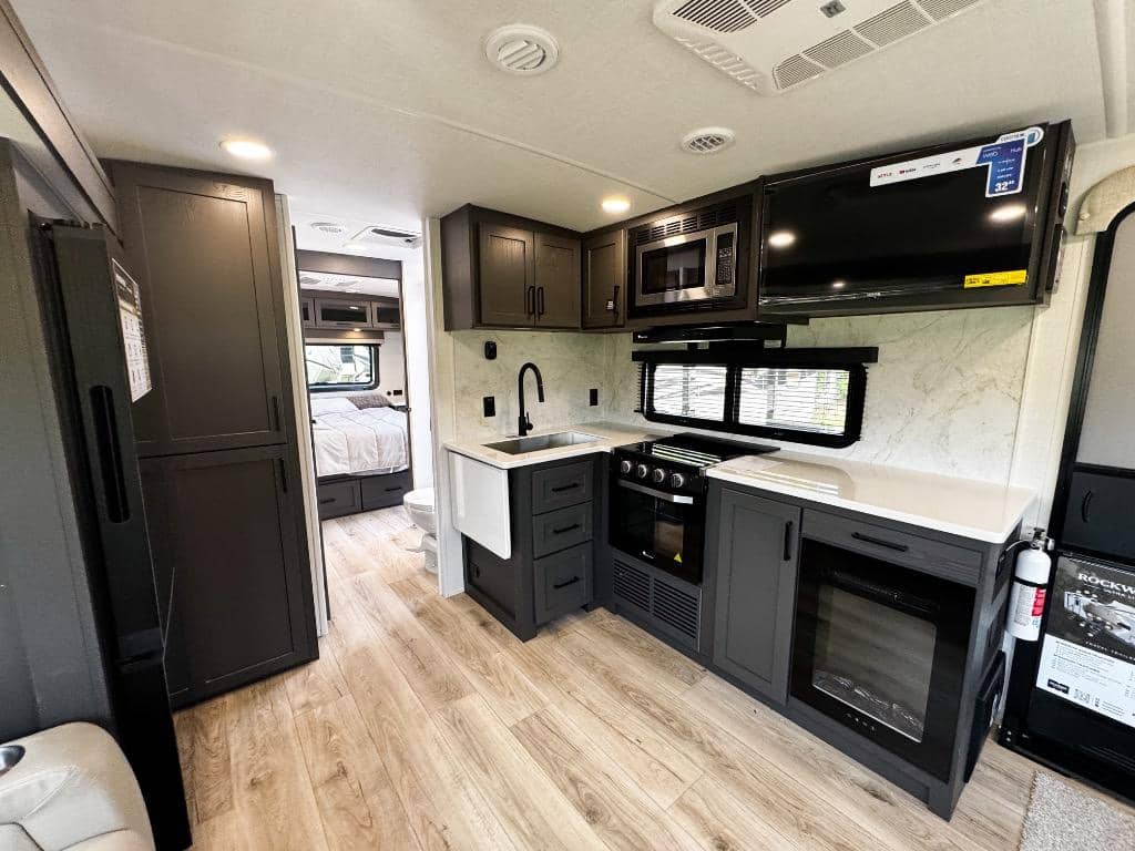 2026 Forest River 2026 Forest River Rockwood Ultra Lite - thumbnail 3