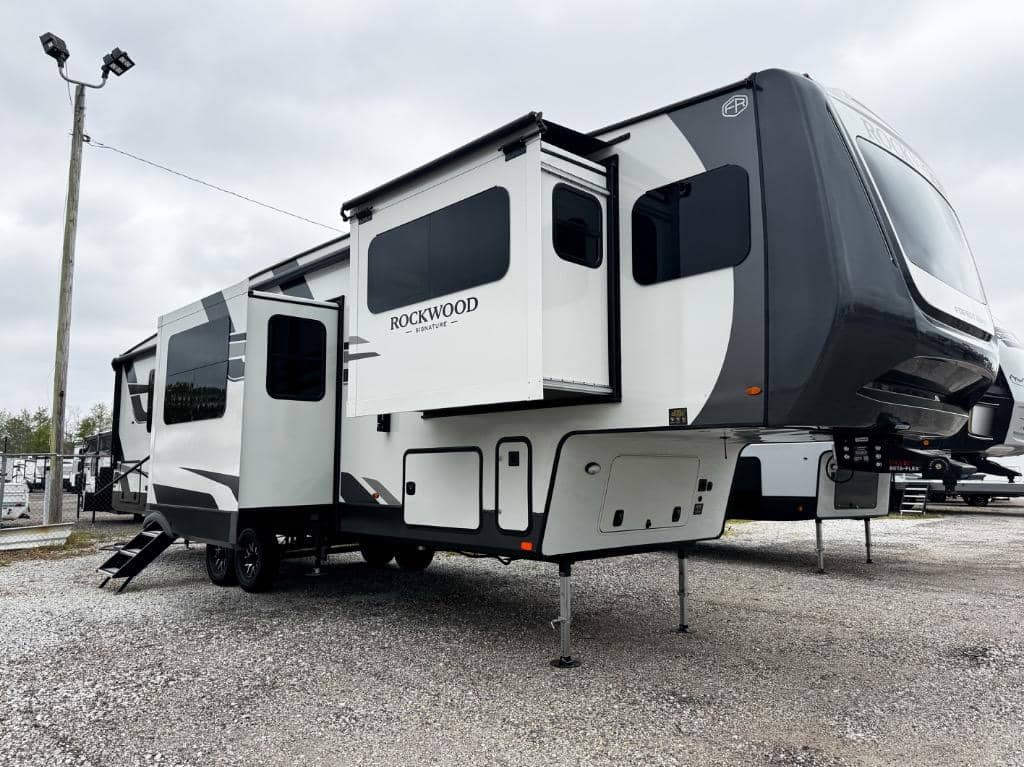 2026 Forest River 2026 Forest River Rockwood Signature - thumbnail 1