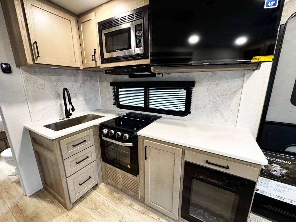 2026 Forest River 2026 Forest River Rockwood Ultra Lite - thumbnail 10