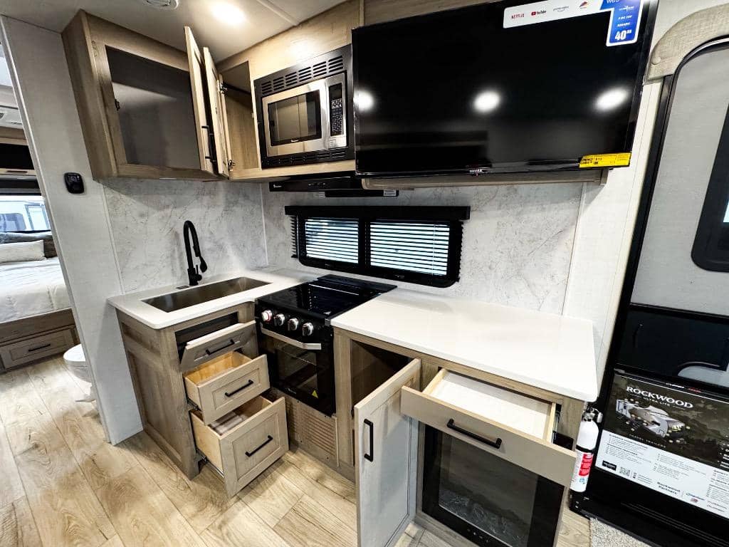 2026 Forest River 2026 Forest River Rockwood Ultra Lite - thumbnail 11