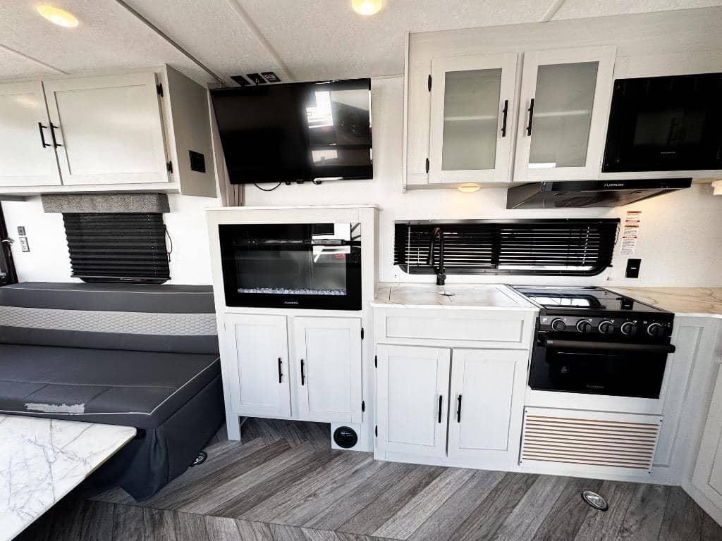 2021 Forest River 2021 Forest River Wildwood FSX - thumbnail 4