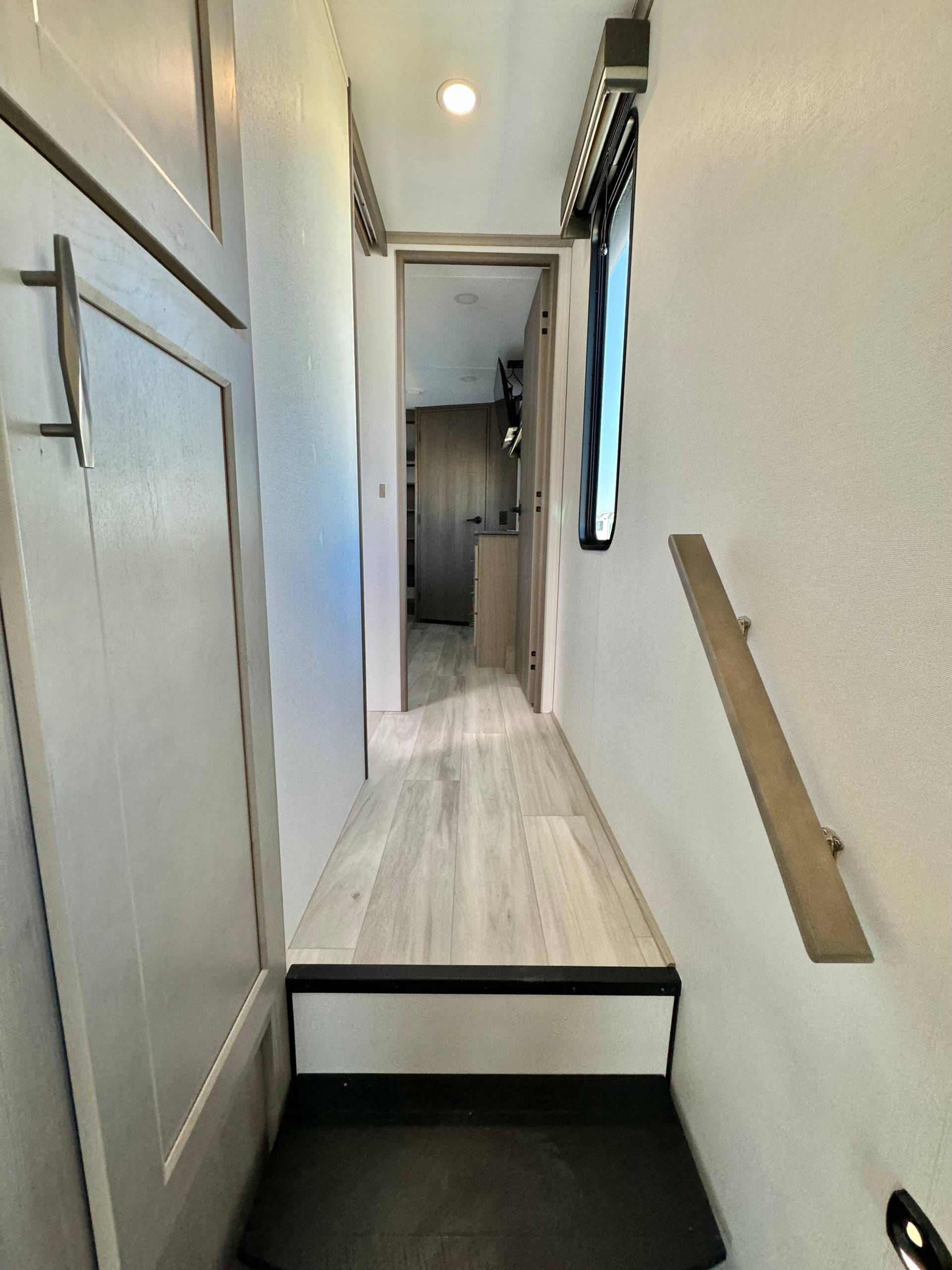 2025 Grand Design 2025 Grand Design Influence - thumbnail 35