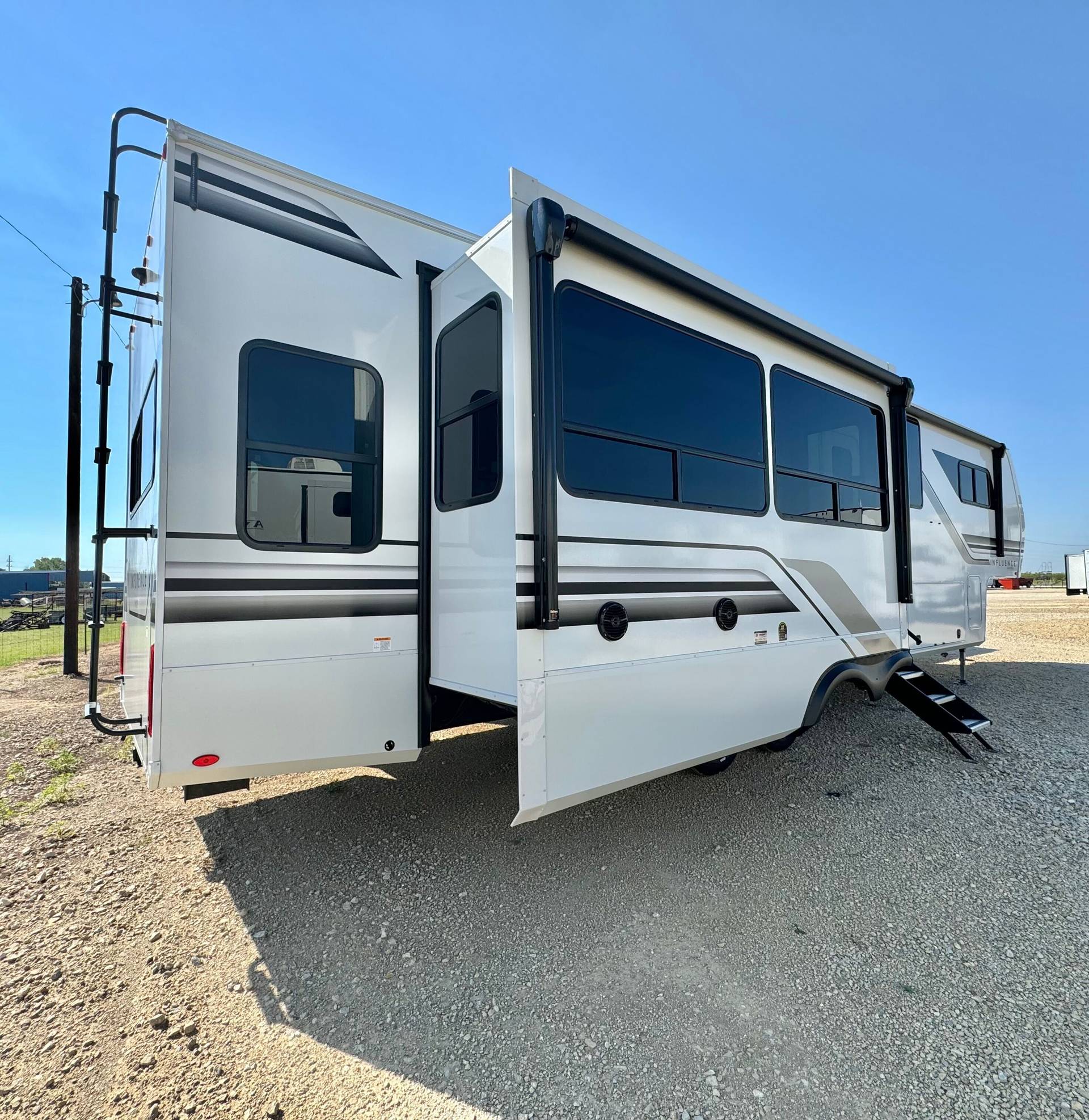 2025 Grand Design 2025 Grand Design Influence - thumbnail 6