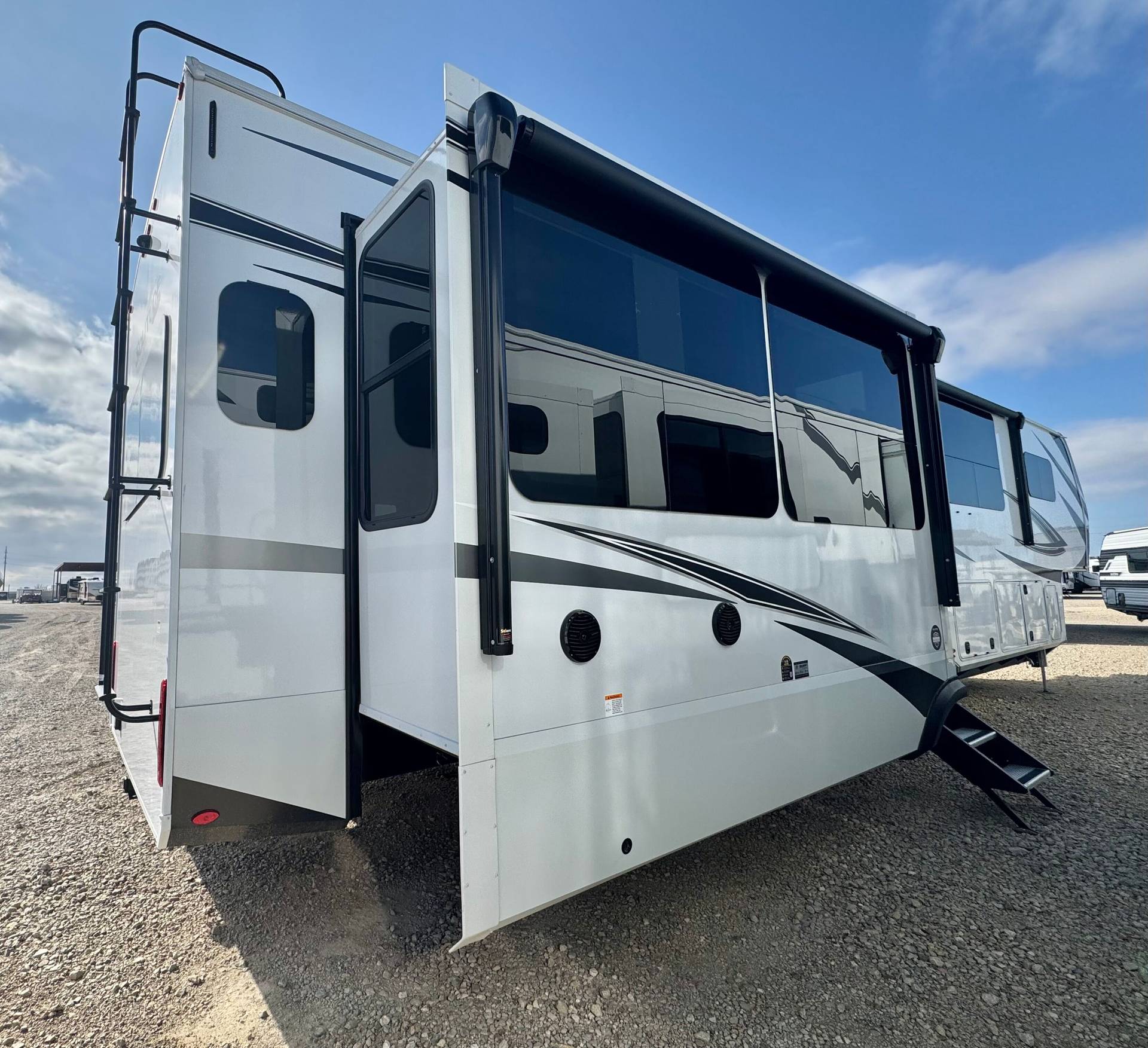 2025 Grand Design 2025 Grand Design Solitude - thumbnail 11