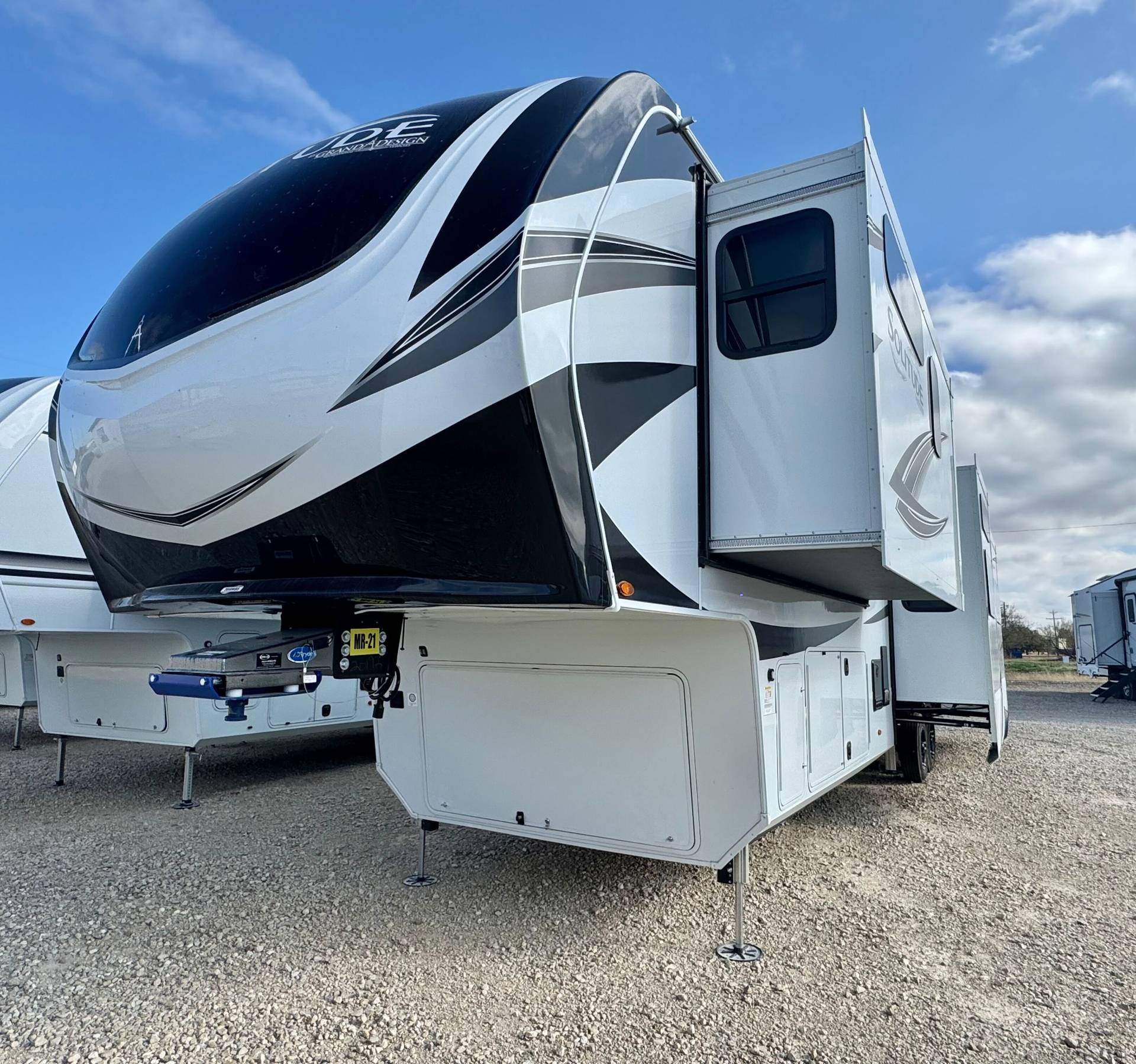 2025 Grand Design 2025 Grand Design Solitude - thumbnail 18