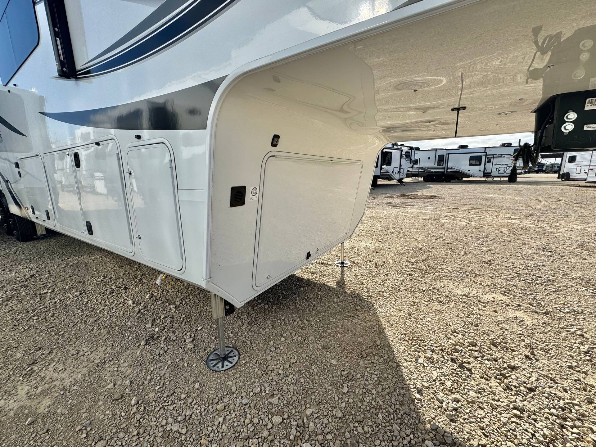 2025 Grand Design 2025 Grand Design Solitude - thumbnail 3