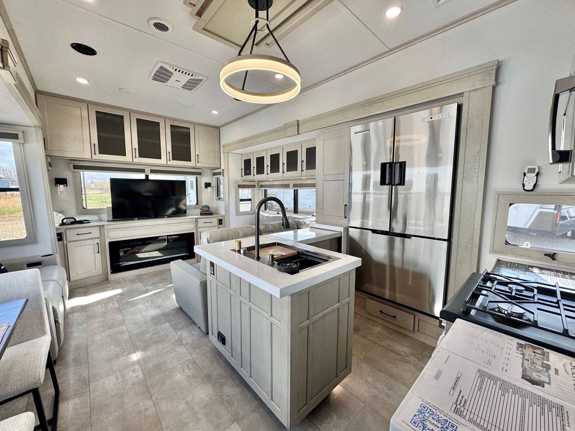 2025 Grand Design 2025 Grand Design Solitude - thumbnail 21