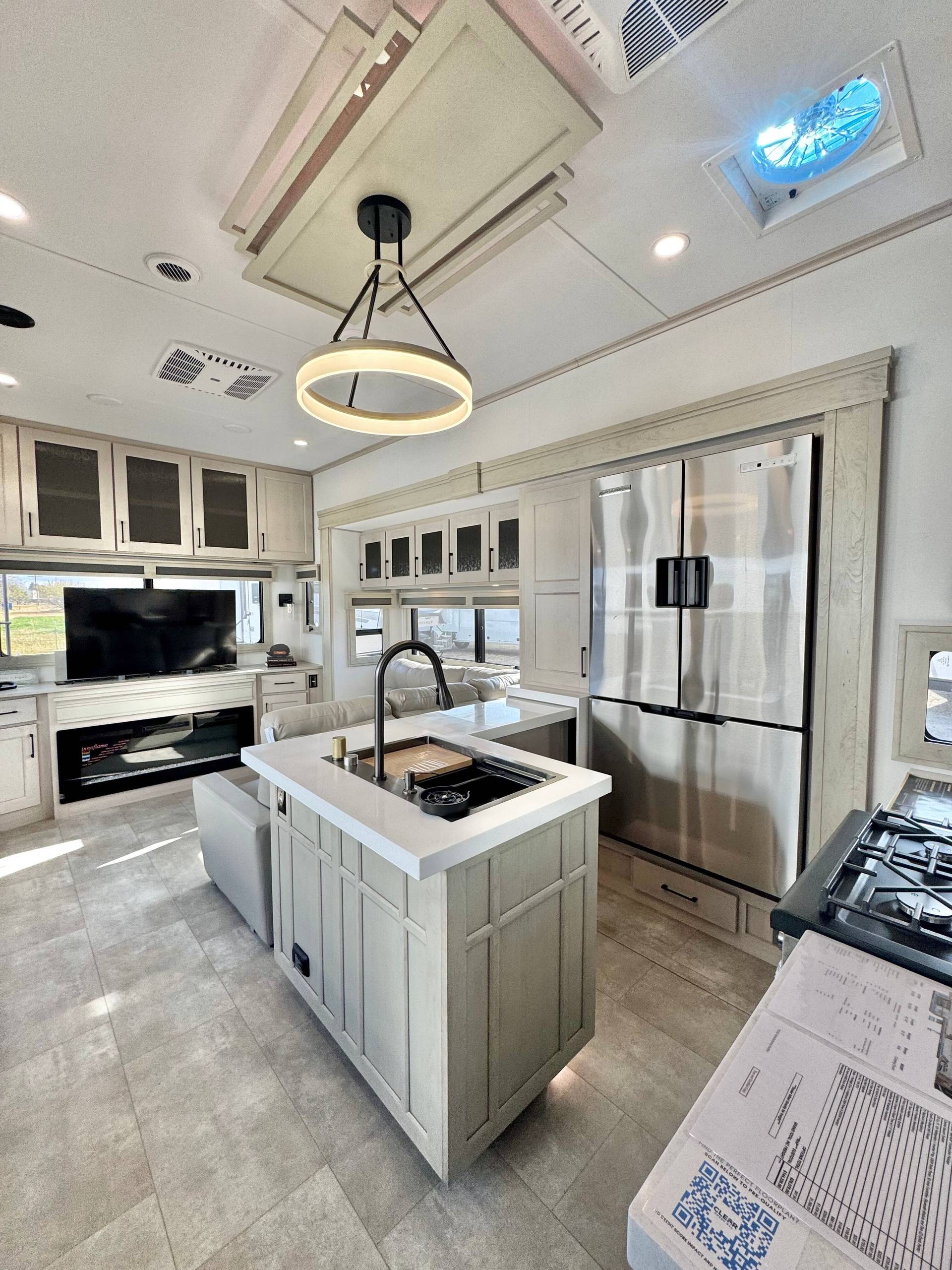 2025 Grand Design 2025 Grand Design Solitude - thumbnail 22