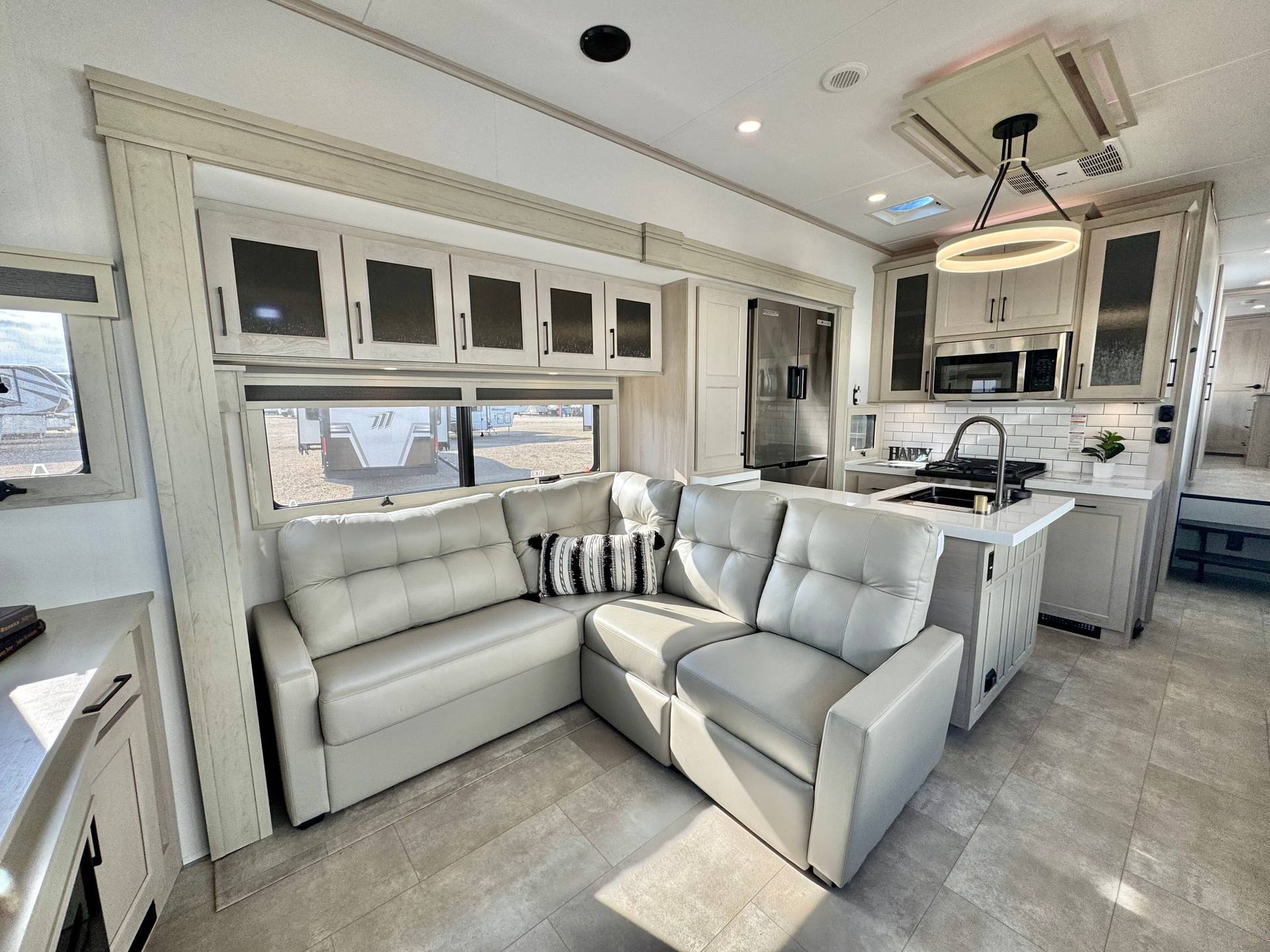 2025 Grand Design 2025 Grand Design Solitude - thumbnail 32