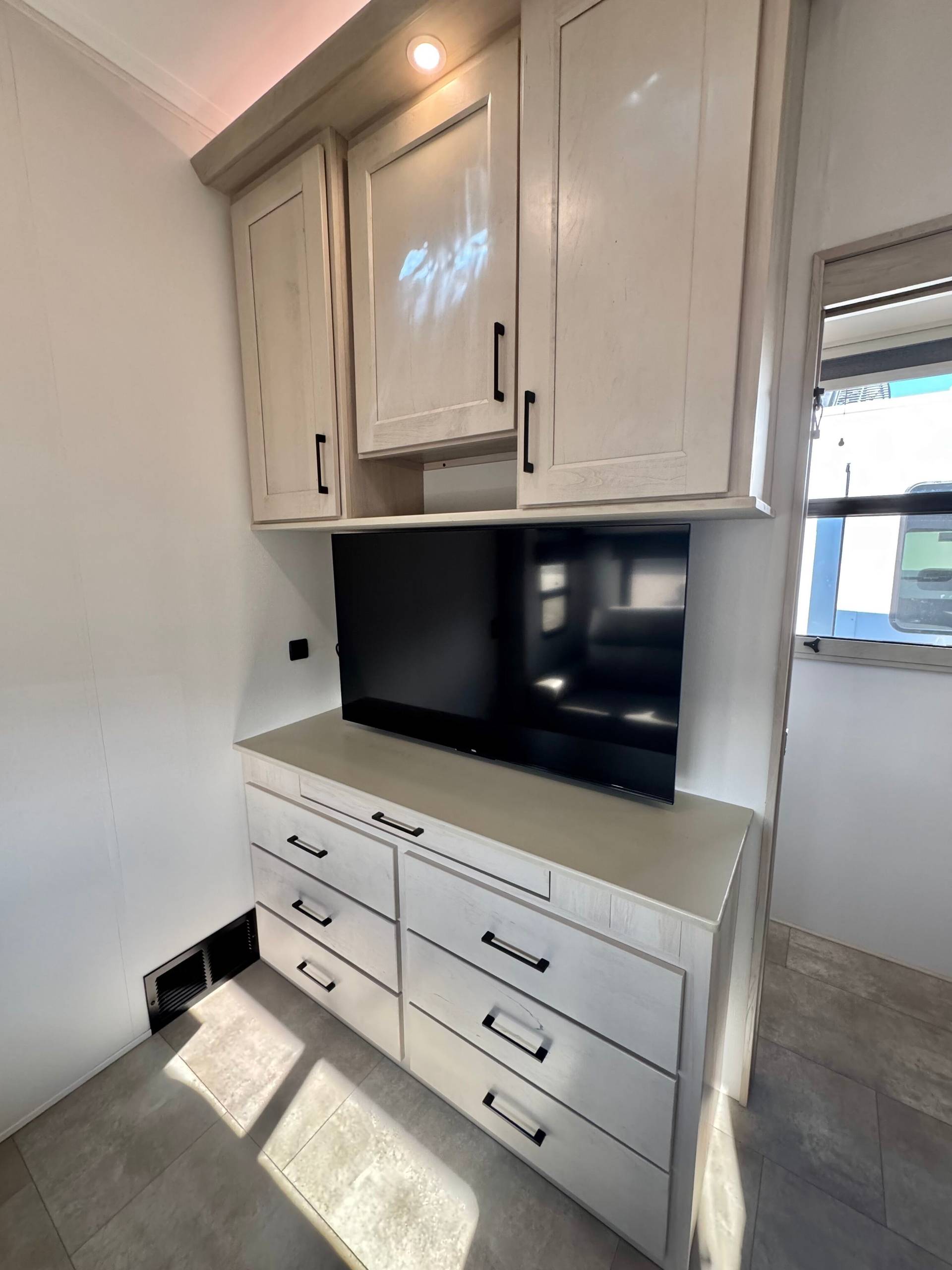 2025 Grand Design 2025 Grand Design Solitude - thumbnail 39