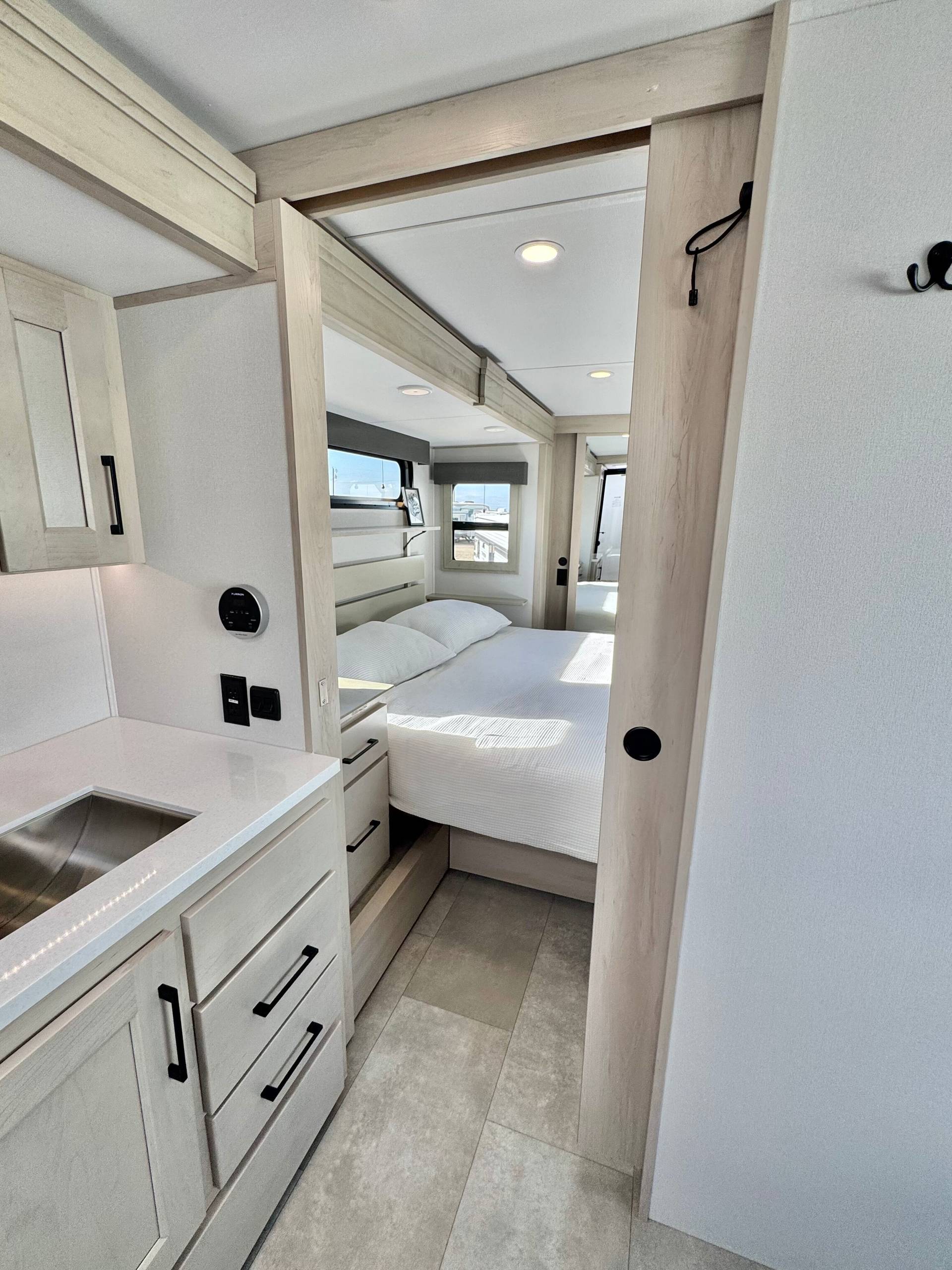 2025 Grand Design 2025 Grand Design Solitude - thumbnail 45