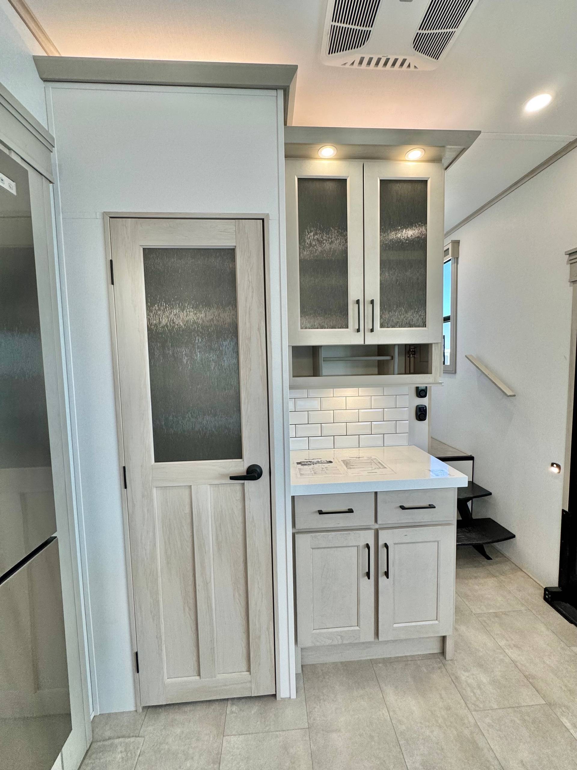 2025 Grand Design 2025 Grand Design Solitude - thumbnail 22