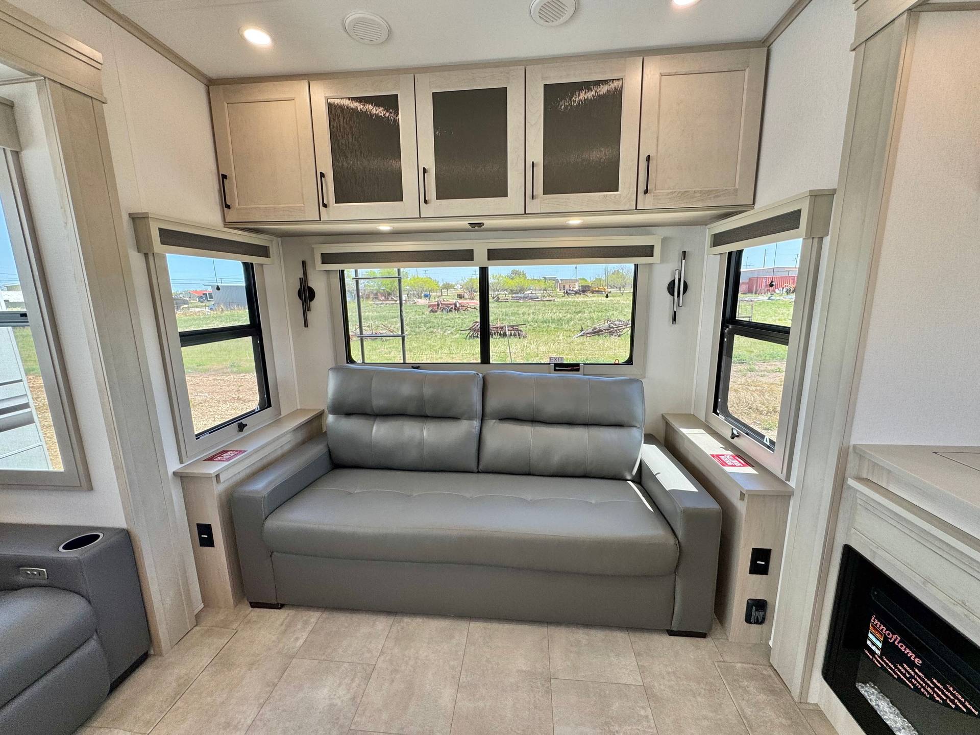 2025 Grand Design 2025 Grand Design Solitude - thumbnail 27