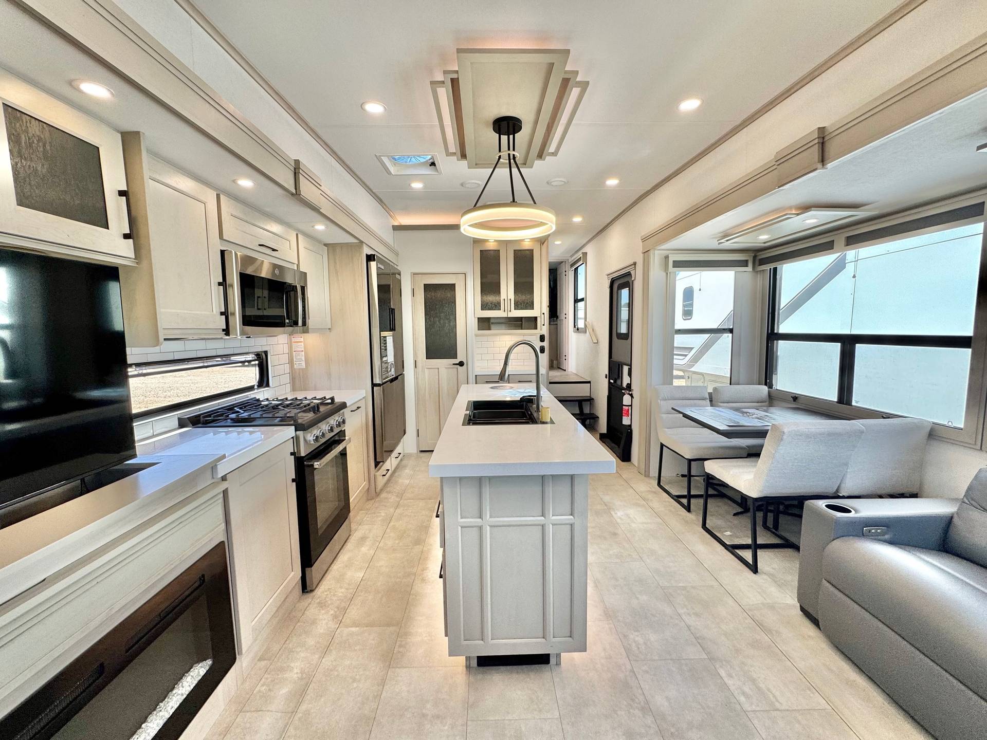 2025 Grand Design 2025 Grand Design Solitude - thumbnail 29