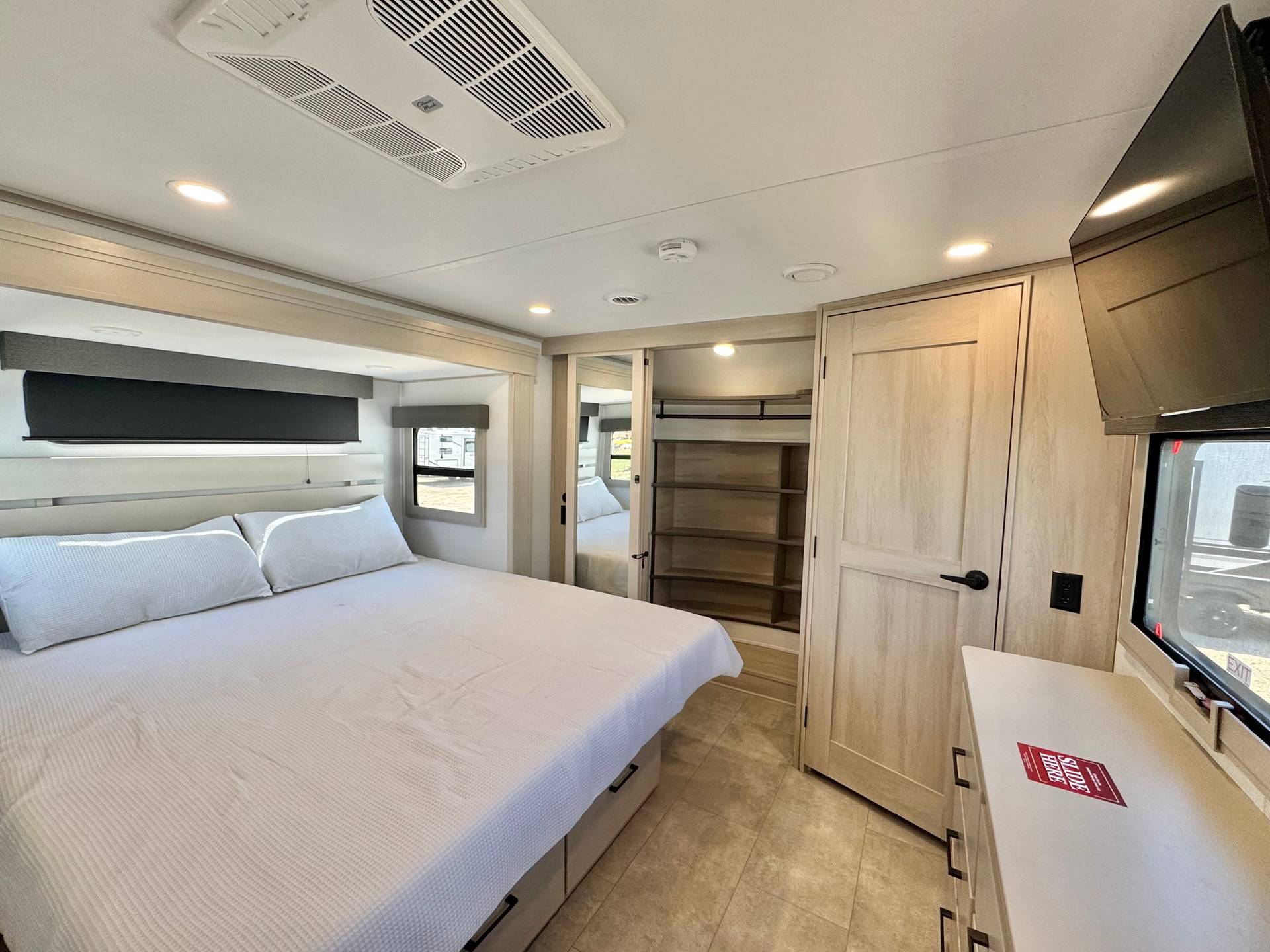 2025 Grand Design 2025 Grand Design Solitude - thumbnail 35