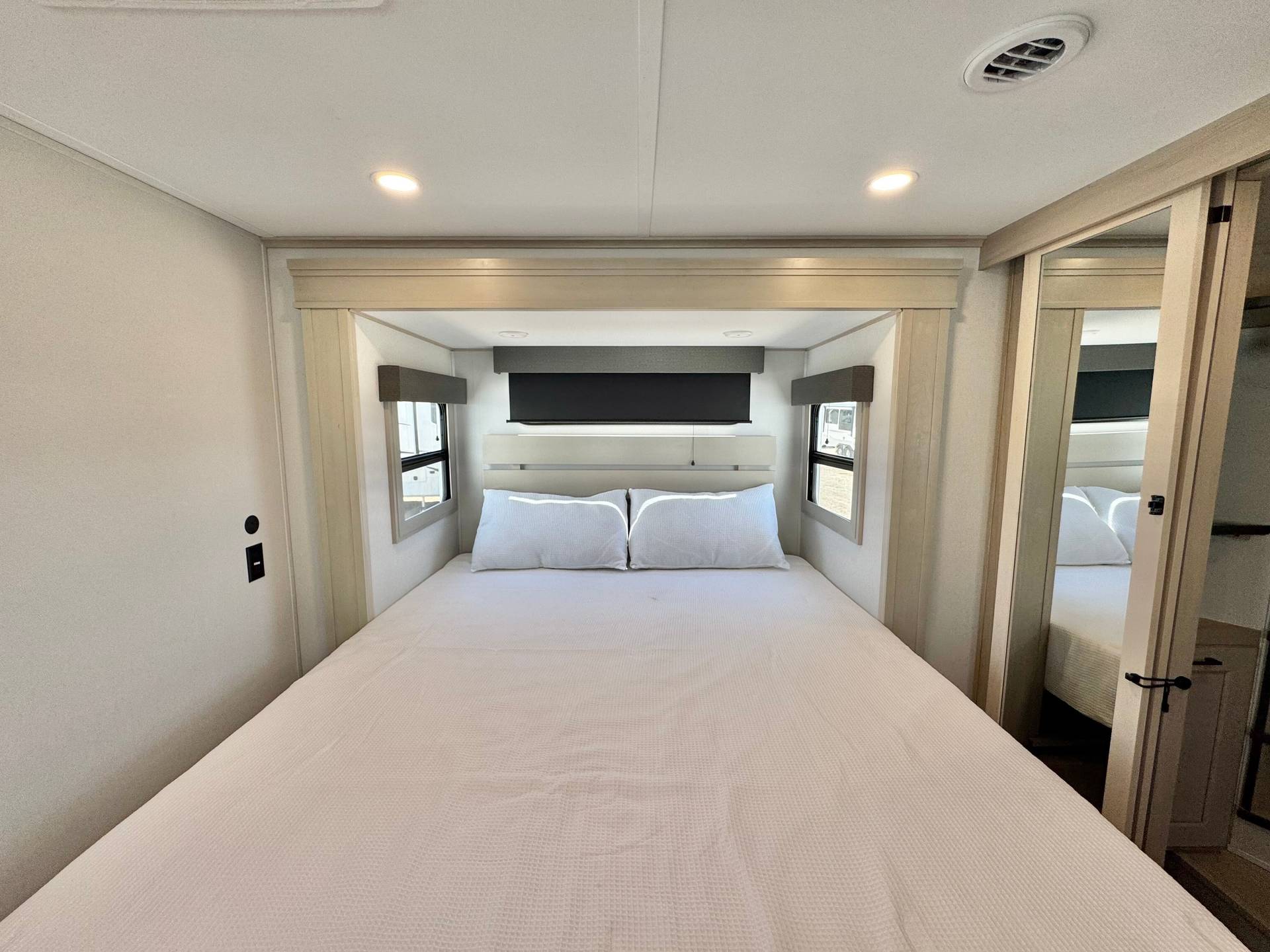 2025 Grand Design 2025 Grand Design Solitude - thumbnail 36