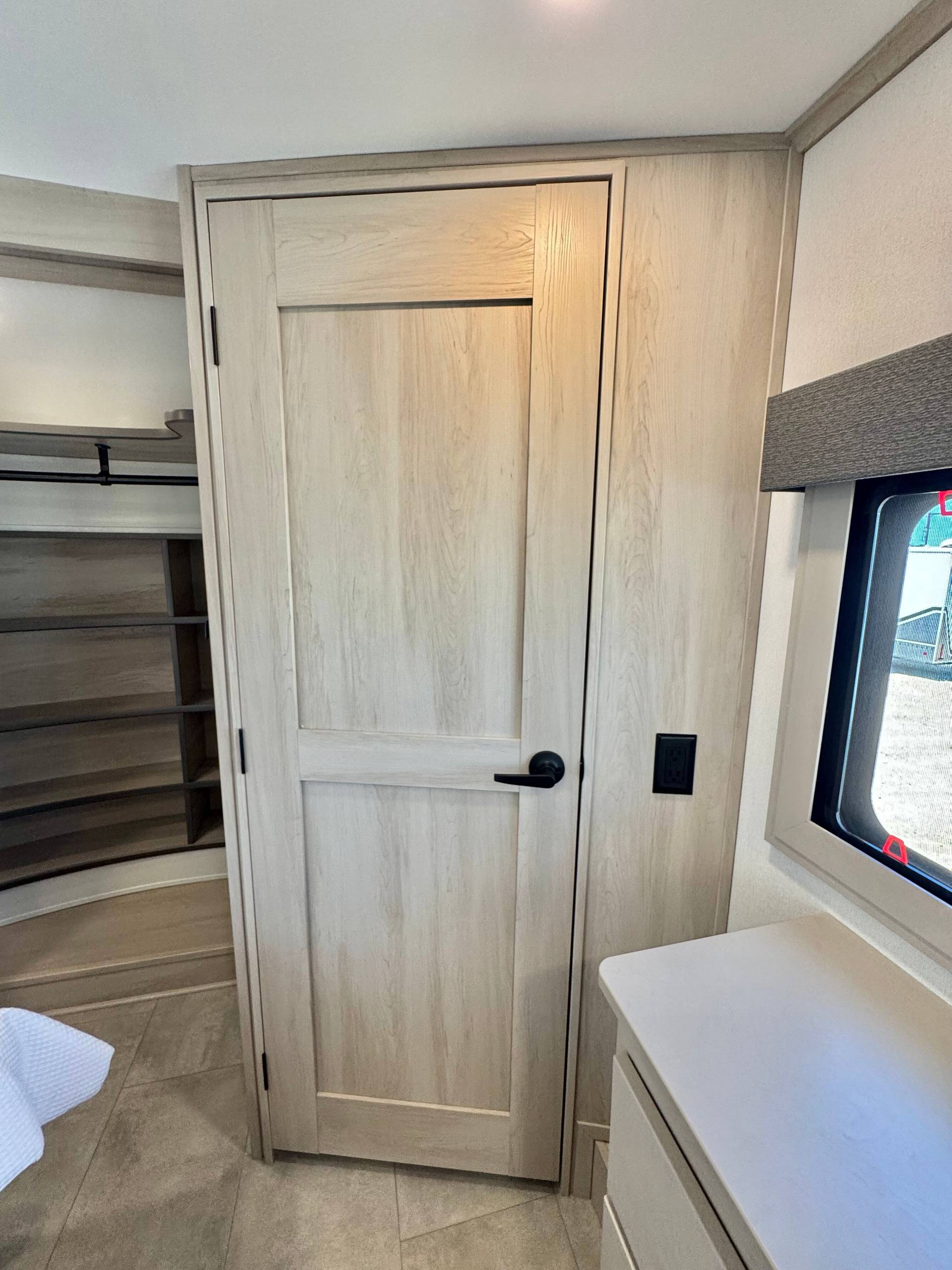 2025 Grand Design 2025 Grand Design Solitude - thumbnail 39