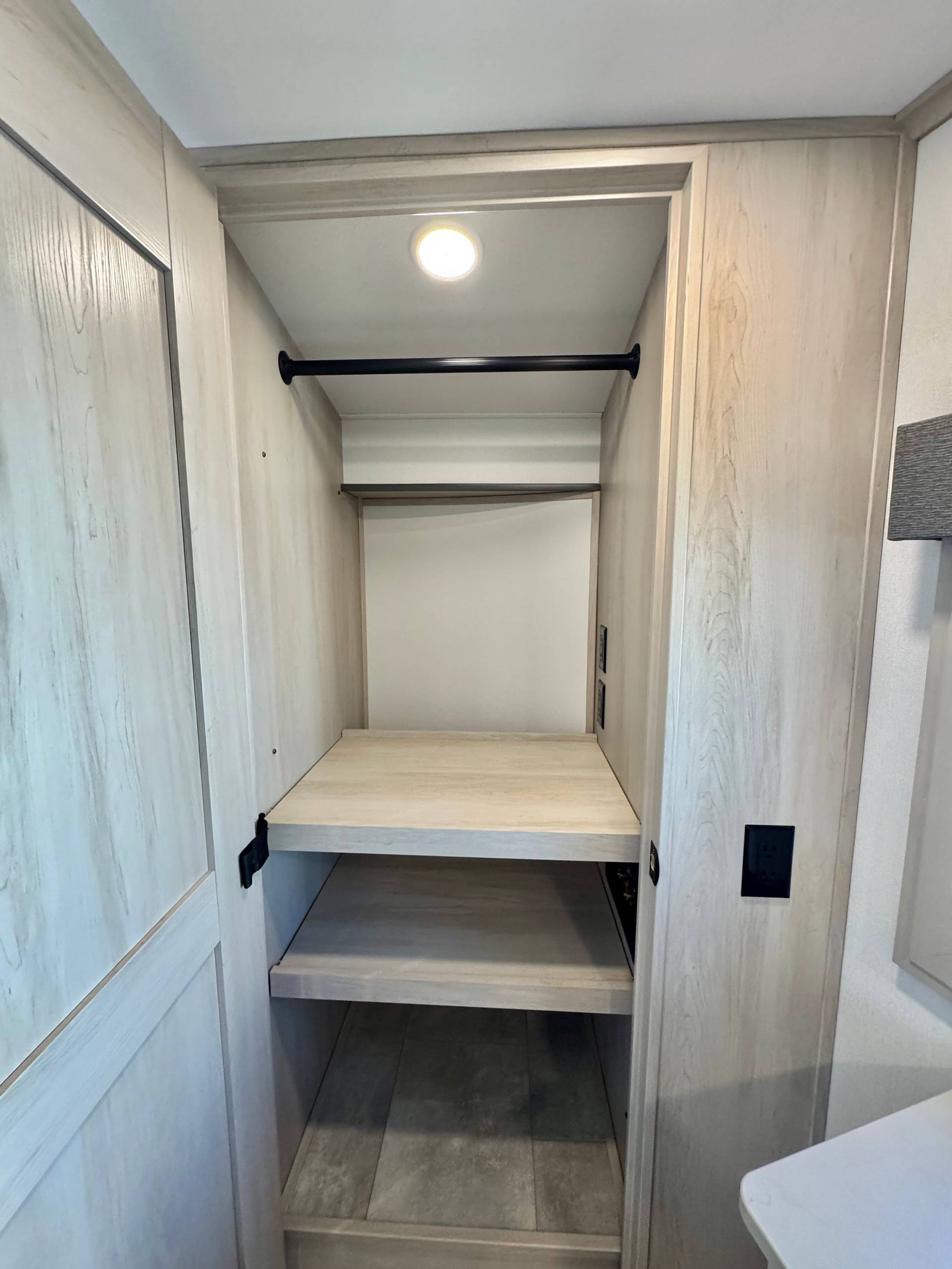 2025 Grand Design 2025 Grand Design Solitude - thumbnail 40