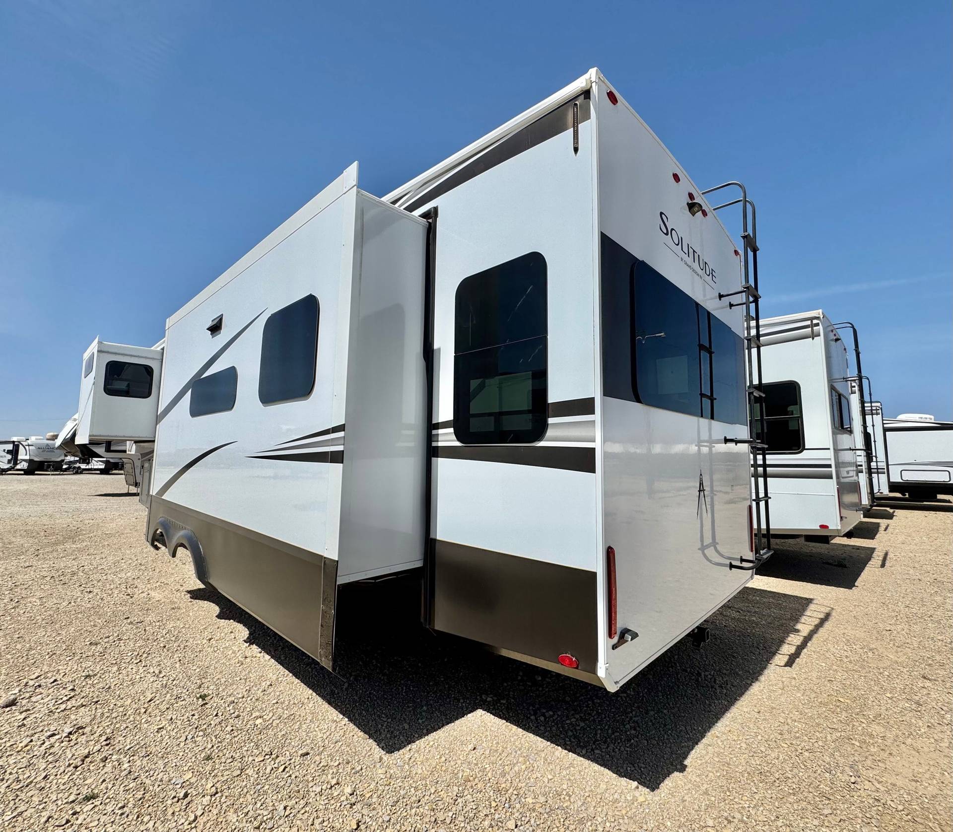 2025 Grand Design 2025 Grand Design Solitude - thumbnail 9