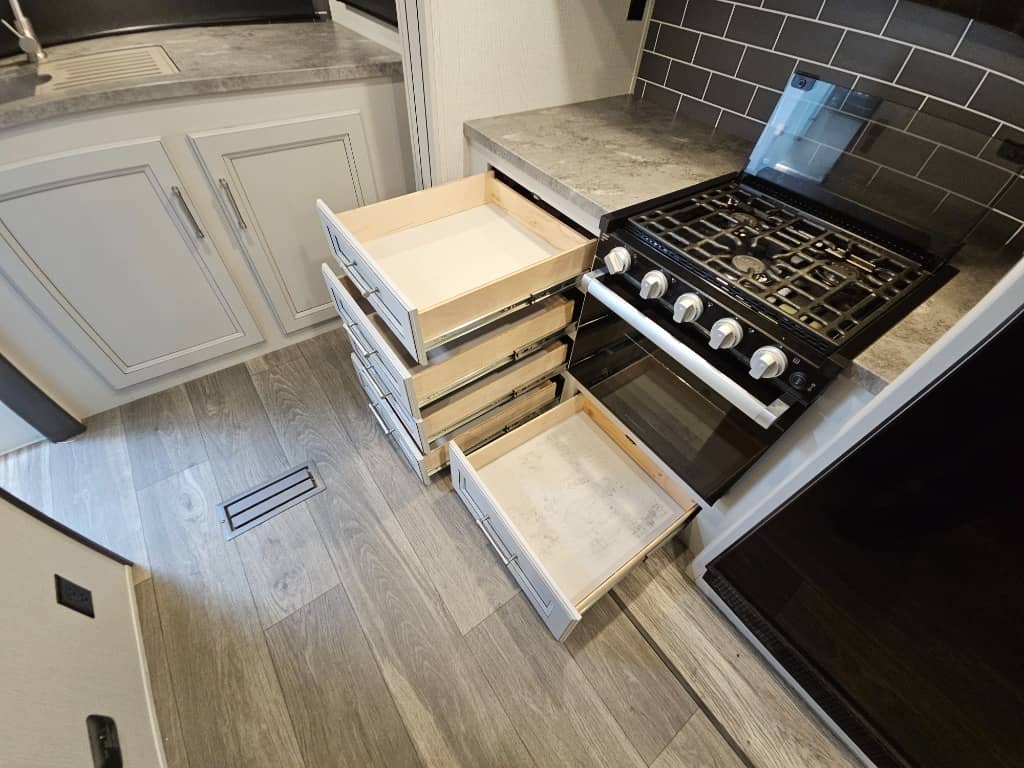 2024 Keystone RV 2024 Keystone RV Cougar Half-Ton - thumbnail 26