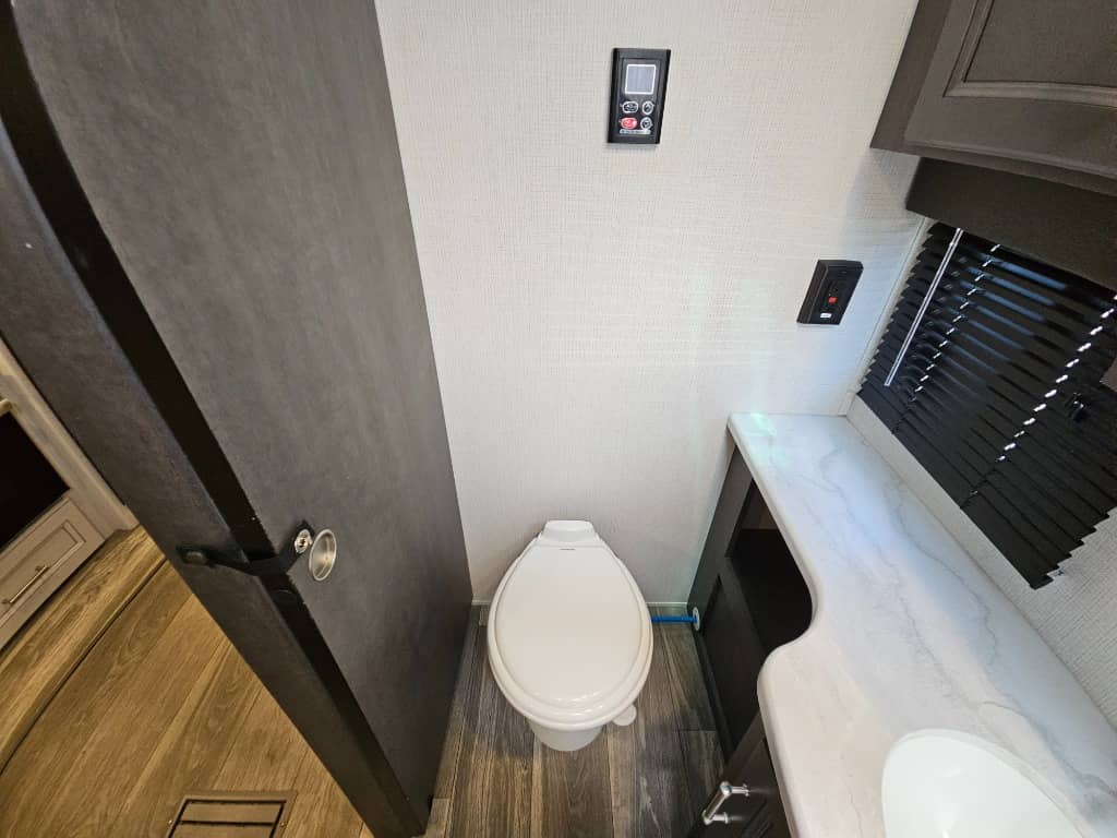 2024 Keystone RV 2024 Keystone RV Cougar Half-Ton - thumbnail 38