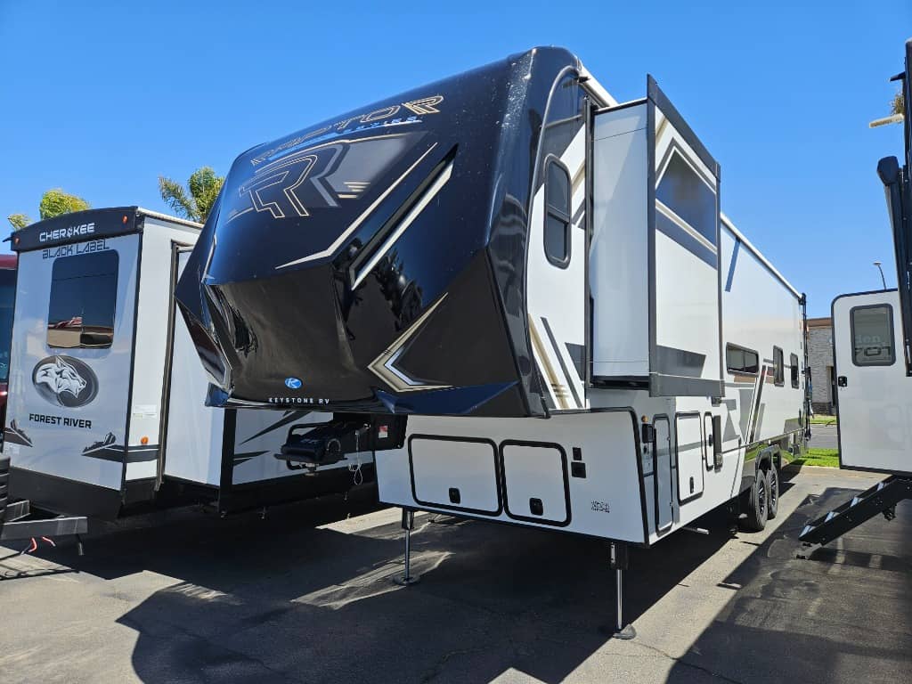 2025 Keystone RV 2025 Keystone RV Raptor Carbon Series - thumbnail 9
