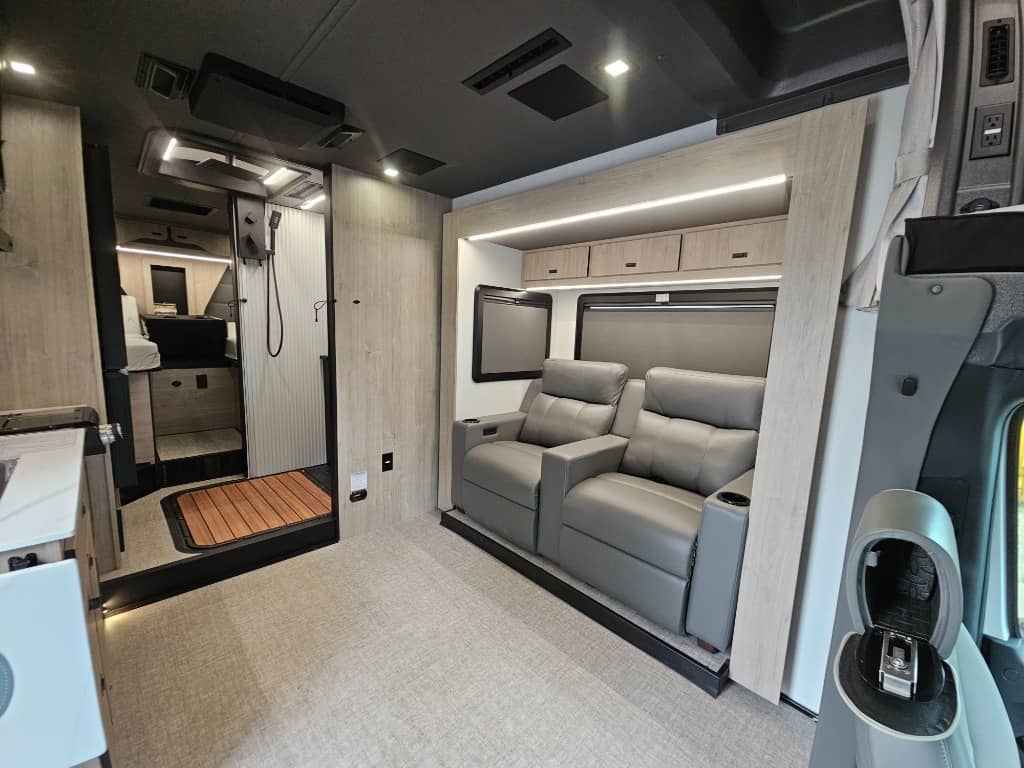 2026 Grand Design 2026 Grand Design Lineage Series M - thumbnail 7