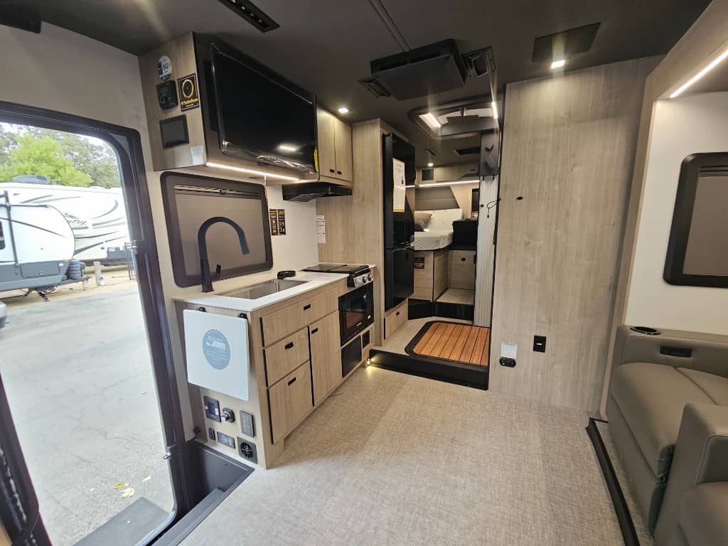 2026 Grand Design 2026 Grand Design Lineage Series M - thumbnail 8