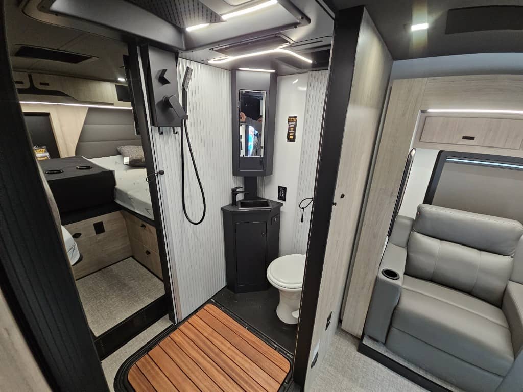 2026 Grand Design 2026 Grand Design Lineage Series M - thumbnail 21