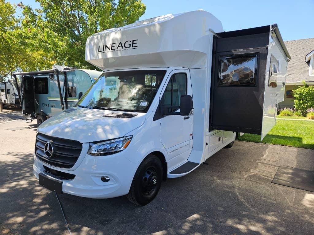 2026 Grand Design 2026 Grand Design Lineage Series M - thumbnail 6