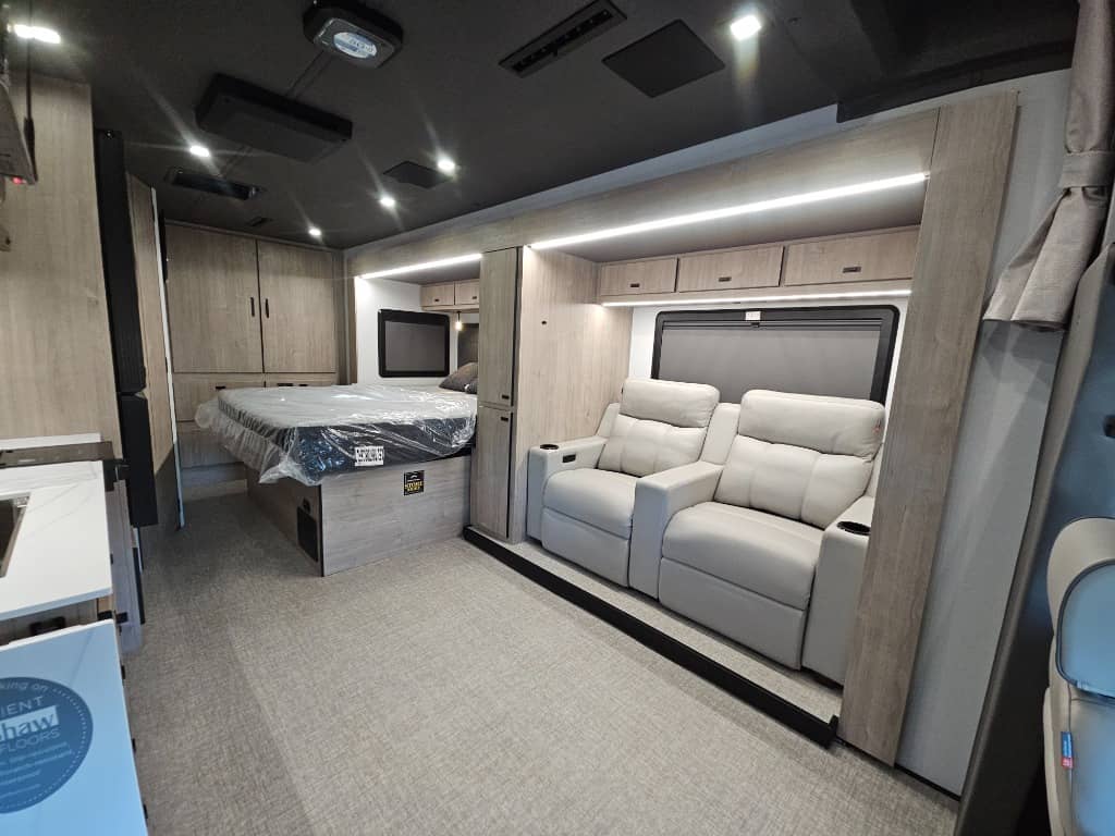 2026 Grand Design 2026 Grand Design Lineage Series M - thumbnail 8