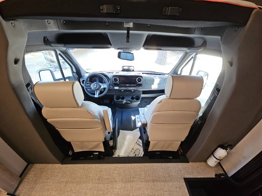 2026 Grand Design 2026 Grand Design Lineage Series M - thumbnail 12