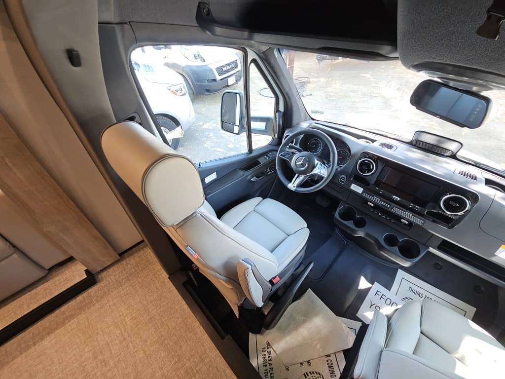 2026 Grand Design 2026 Grand Design Lineage Series M - thumbnail 13