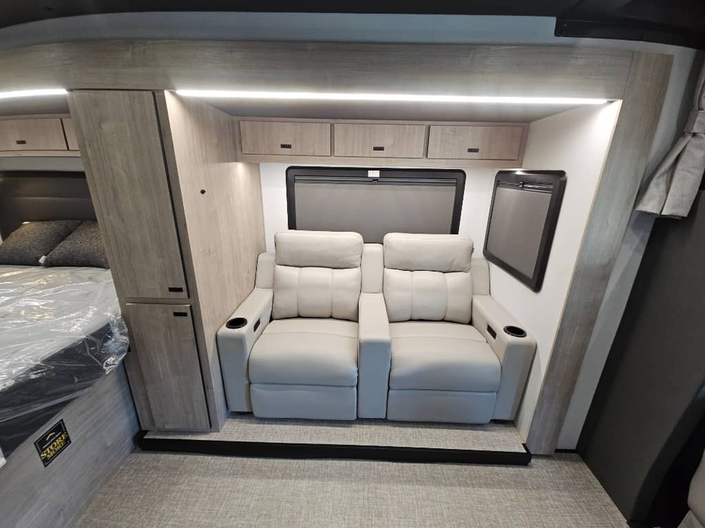 2026 Grand Design 2026 Grand Design Lineage Series M - thumbnail 17