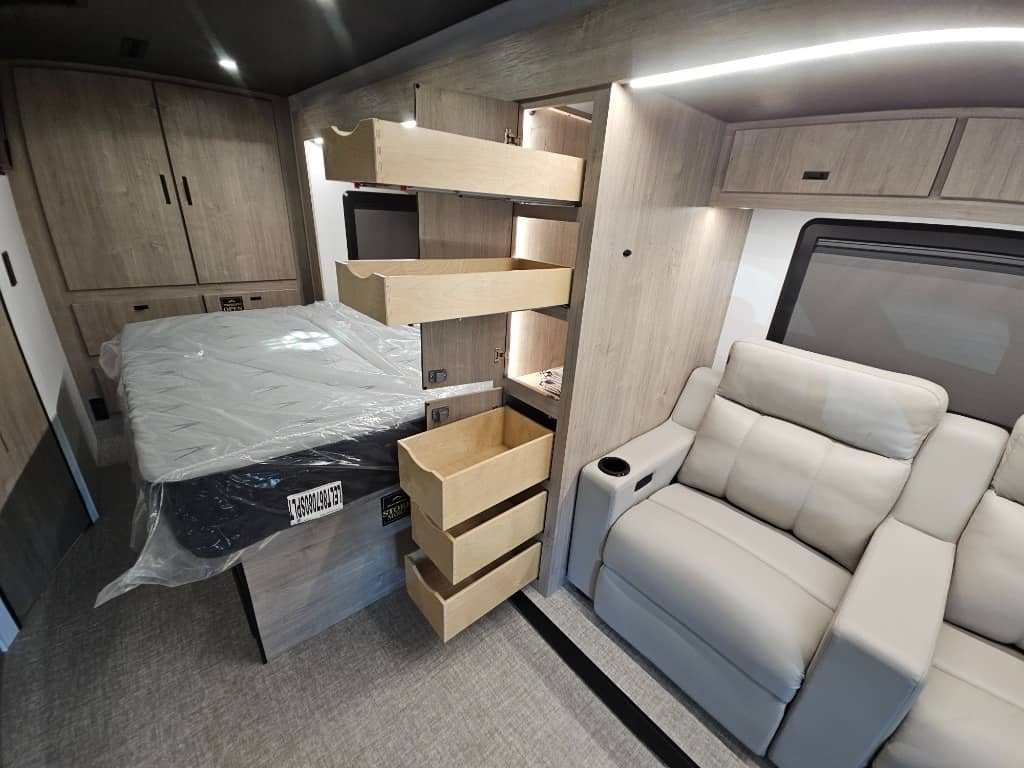 2026 Grand Design 2026 Grand Design Lineage Series M - thumbnail 20