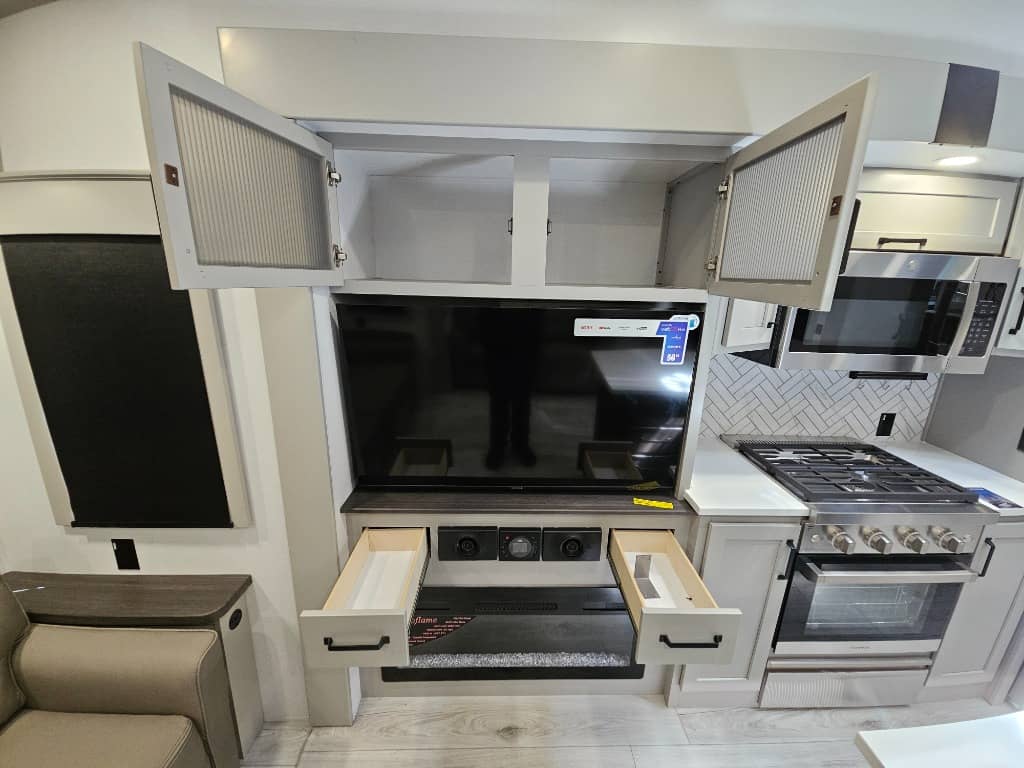 2025 Keystone RV 2025 Keystone RV Montana High Country - thumbnail 18