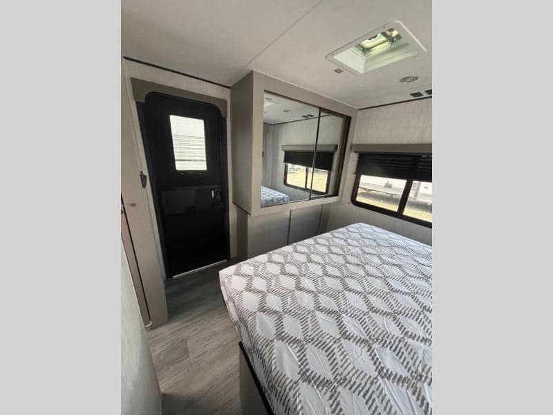 2025 Coachmen 2025 Coachmen Apex Ultra-Lite - thumbnail 4