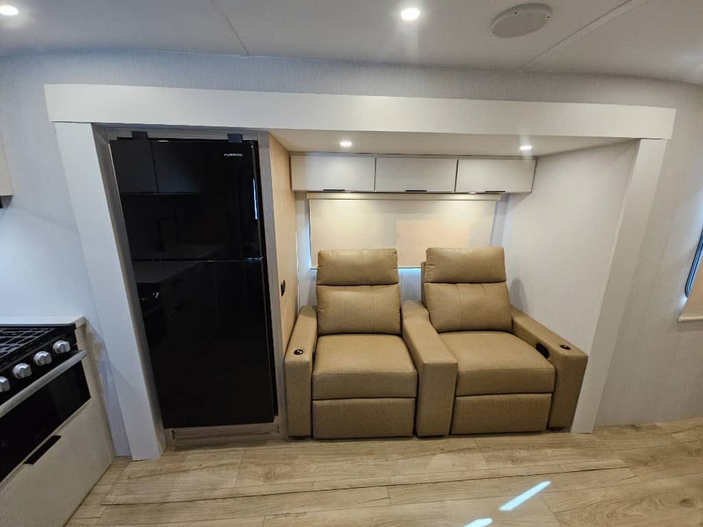 2026 Winnebago 2026 Winnebago Thrive - thumbnail 23