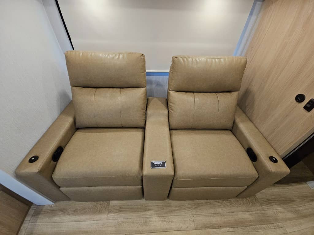 2026 Winnebago 2026 Winnebago Thrive - thumbnail 28