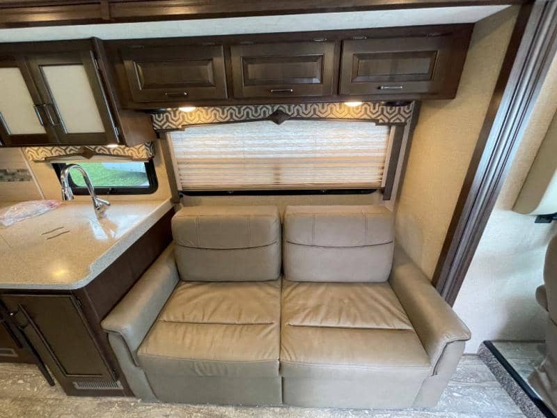 2019 Thor Motor Coach 2019 Thor Motor Coach Hurricane - thumbnail 16