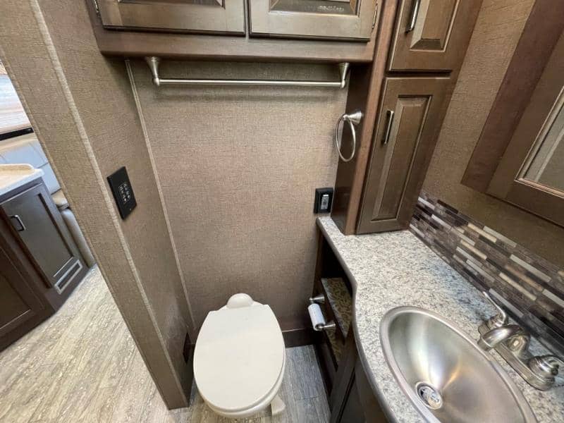 2019 Thor Motor Coach 2019 Thor Motor Coach Hurricane - thumbnail 25