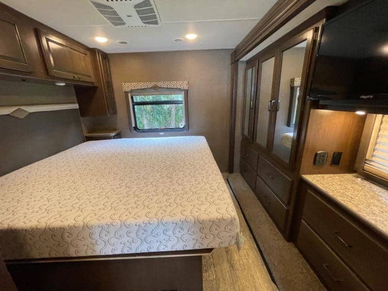 2019 Thor Motor Coach 2019 Thor Motor Coach Hurricane - thumbnail 33