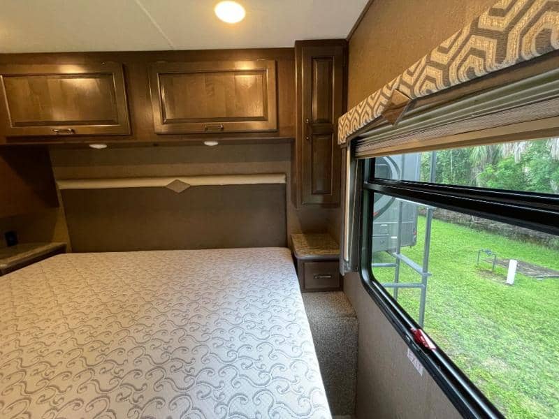 2019 Thor Motor Coach 2019 Thor Motor Coach Hurricane - thumbnail 35