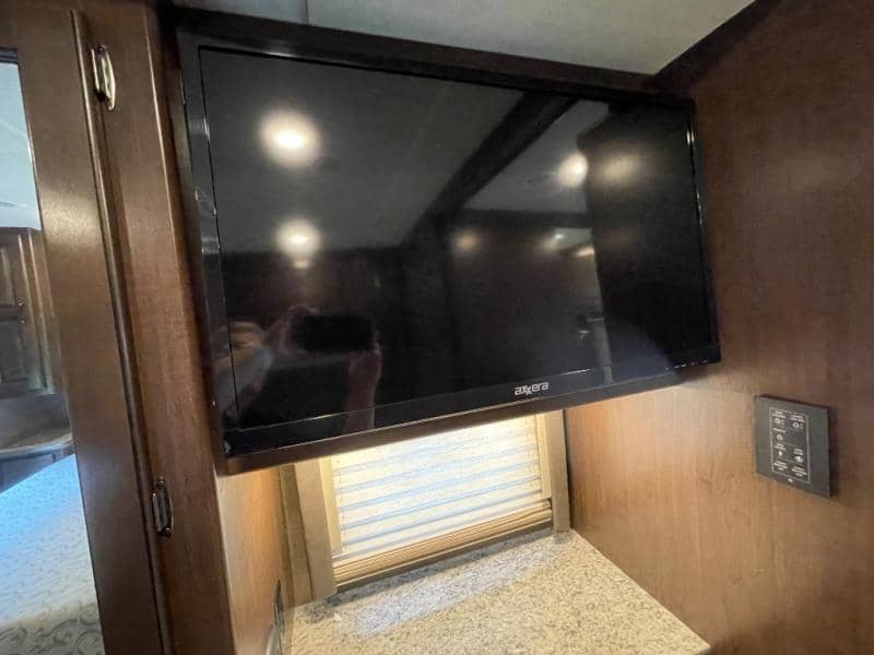 2019 Thor Motor Coach 2019 Thor Motor Coach Hurricane - thumbnail 38