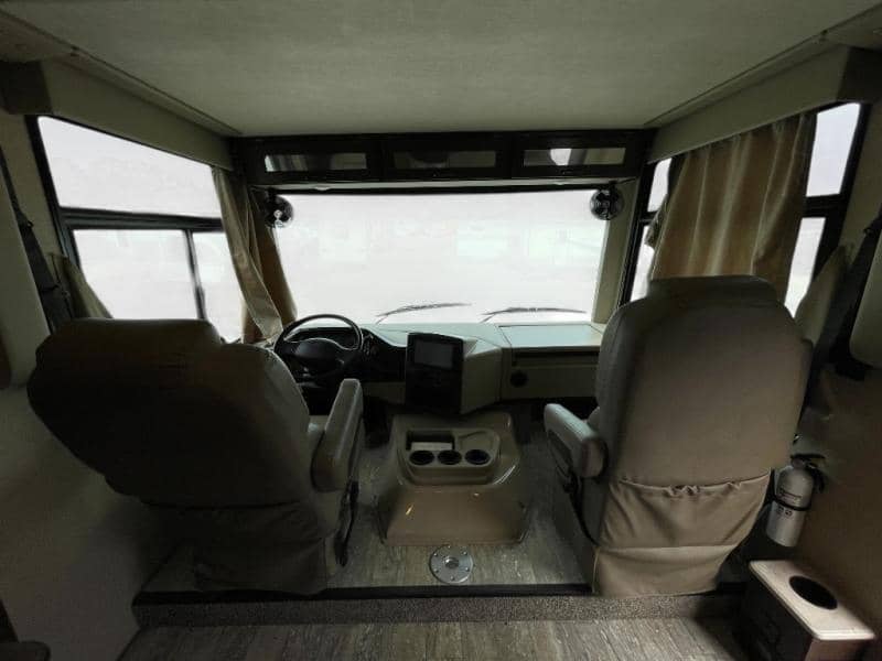 2019 Thor Motor Coach 2019 Thor Motor Coach Hurricane - thumbnail 8